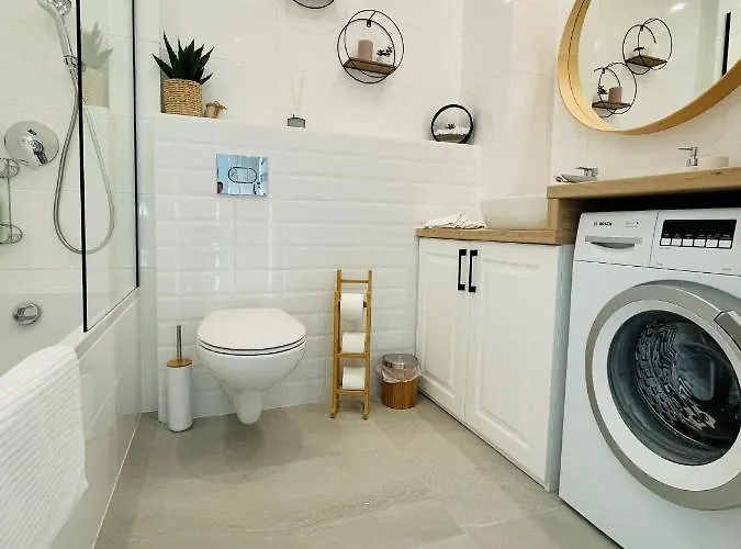 W Slupsku Z Klimatyzacja Balkonem Parkingiem アパート