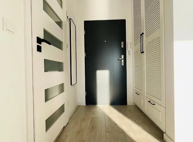 W Slupsku Z Klimatyzacja Balkonem Parkingiem アパート *