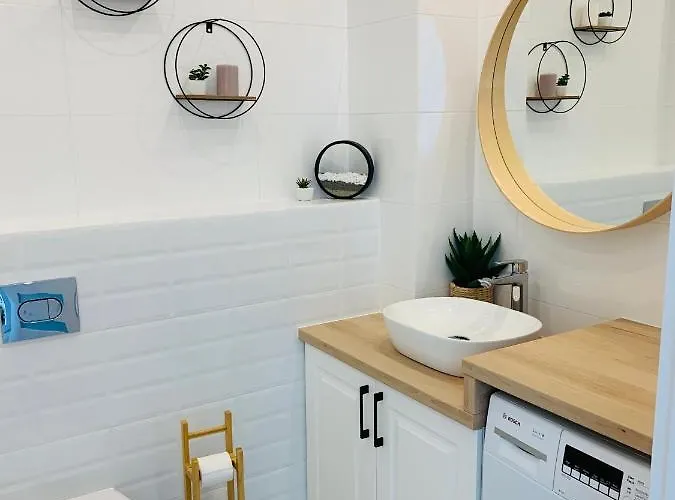 W Slupsku Z Klimatyzacja Balkonem Parkingiem アパート *