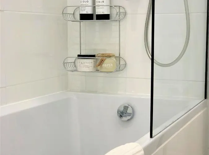 W Slupsku Z Klimatyzacja Balkonem Parkingiem アパート