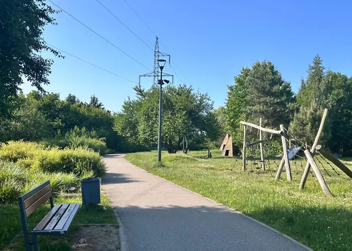 W Slupsku Z Klimatyzacja Balkonem Parkingiem アパート *