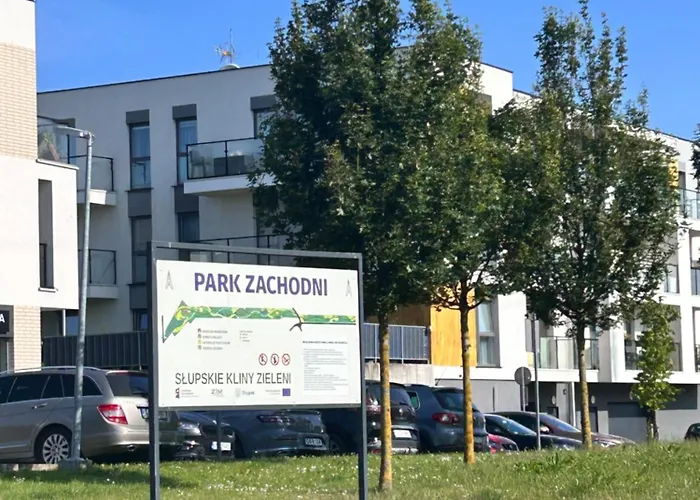 W Slupsku Z Klimatyzacja Balkonem Parkingiem アパート スウプスク