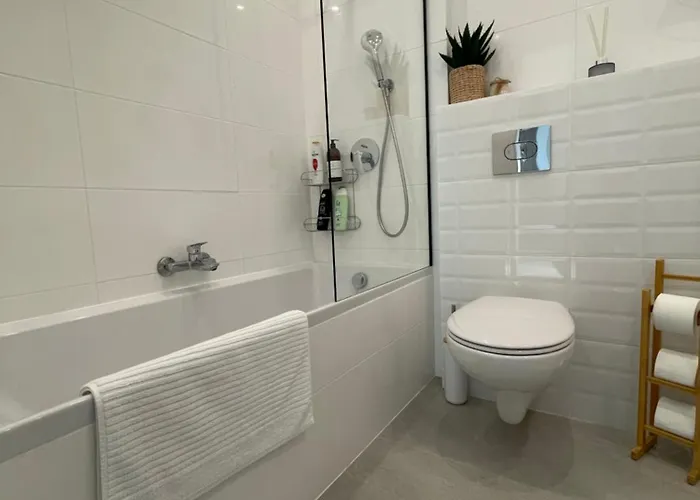 W Slupsku Z Klimatyzacja Balkonem Parkingiem アパート *