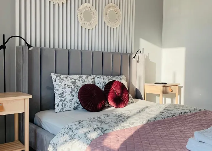 W Slupsku Z Klimatyzacja Balkonem Parkingiem アパート