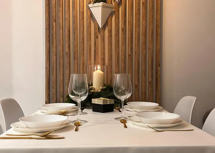 W Slupsku Z Klimatyzacja Balkonem Parkingiem アパート